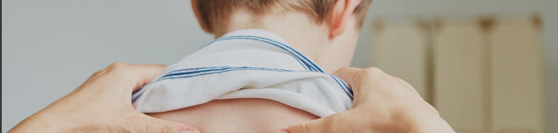 Enfant pendant une séance d’ostéopathie pédiatrique
